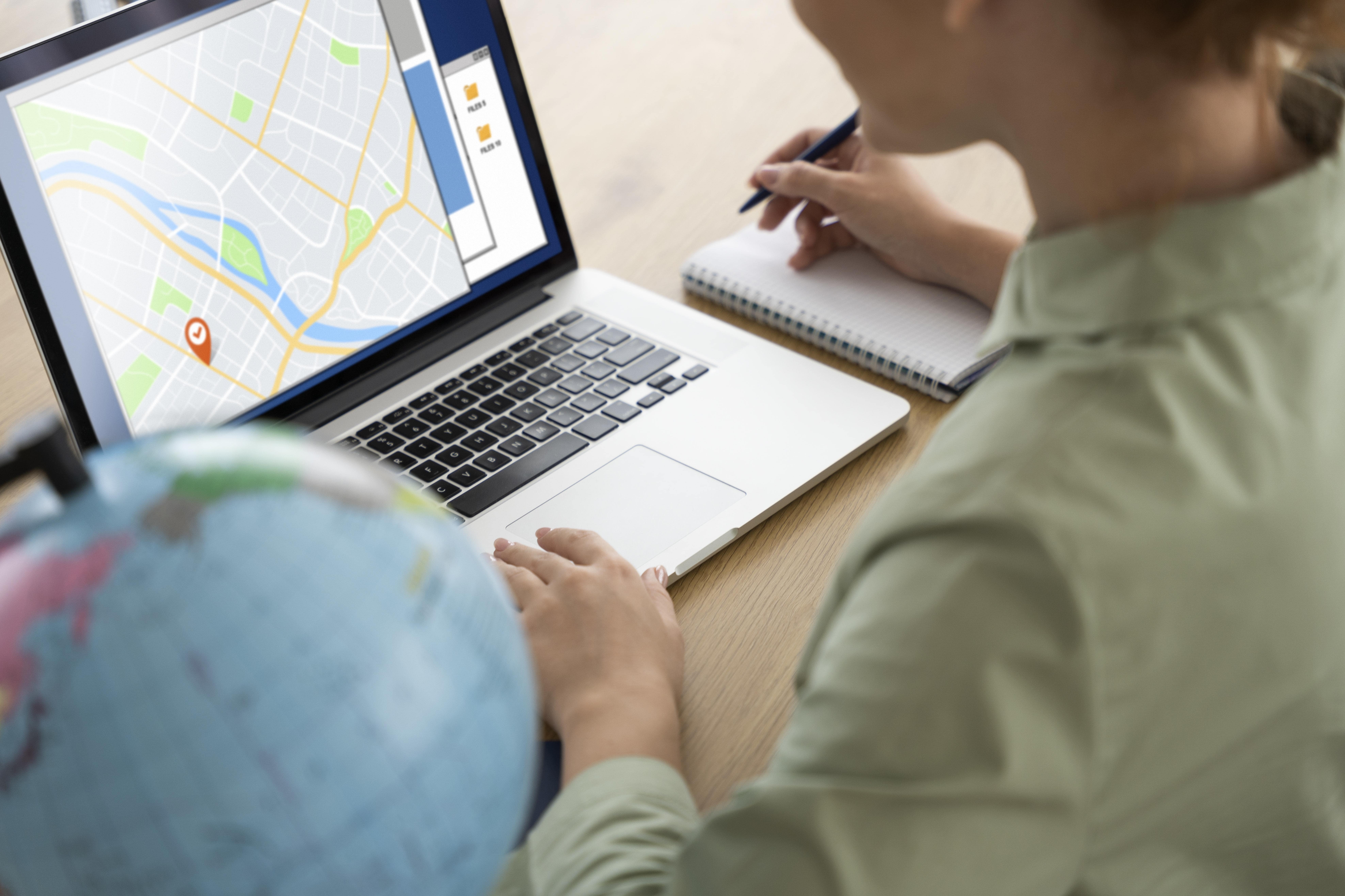 travel-agent-offering-trip-planning-clients-min